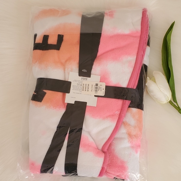 PINK VICTORIA'S SECRET CIRCLE TOWEL(1 Available) - Picture 3 of 4